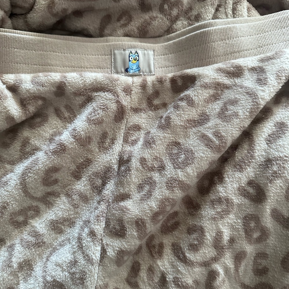 Stylish Tan Leopard Print Women's Sweatsuit - Picture 7 of 9
